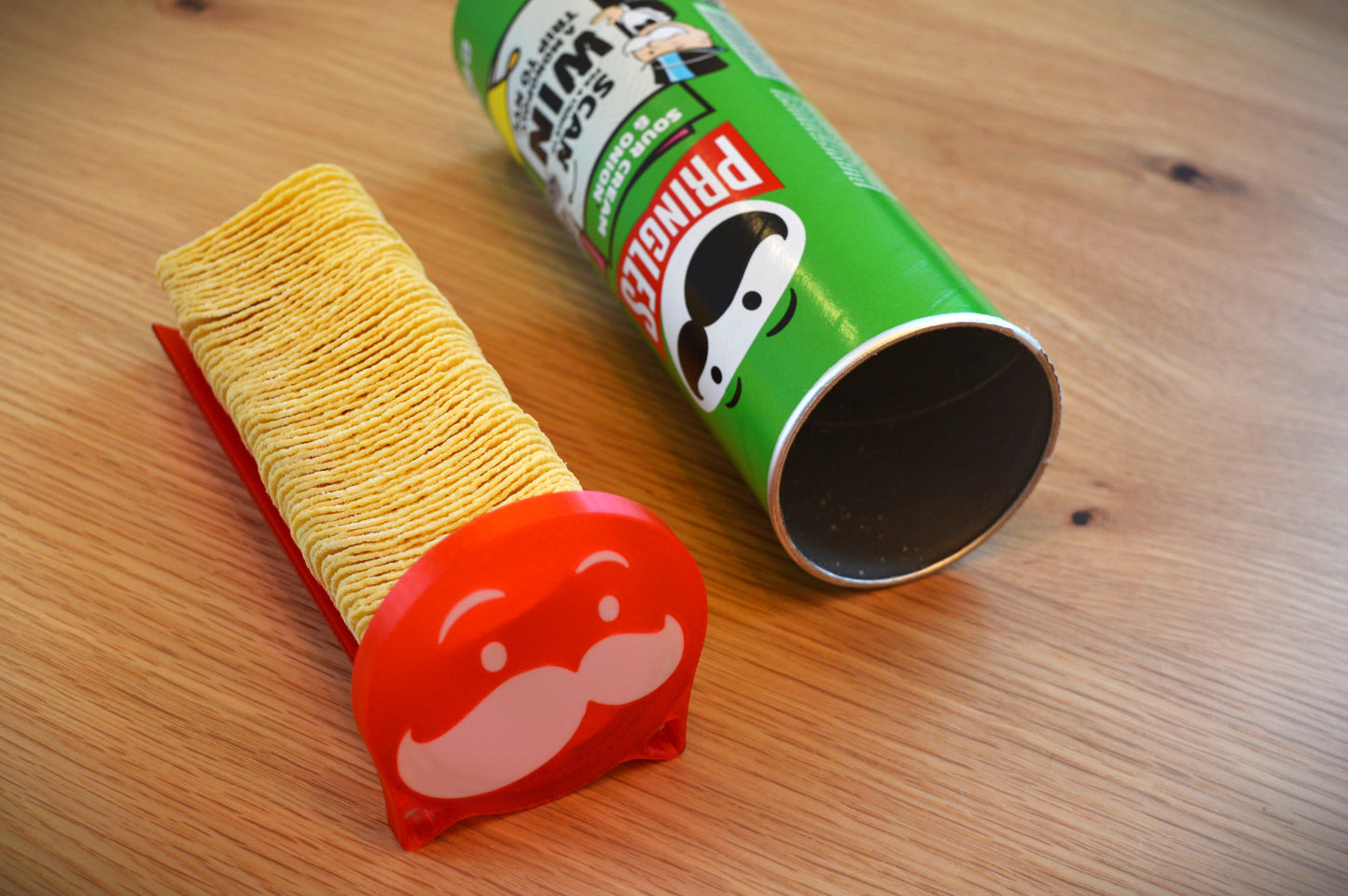 Pringels Spender mit Deckel