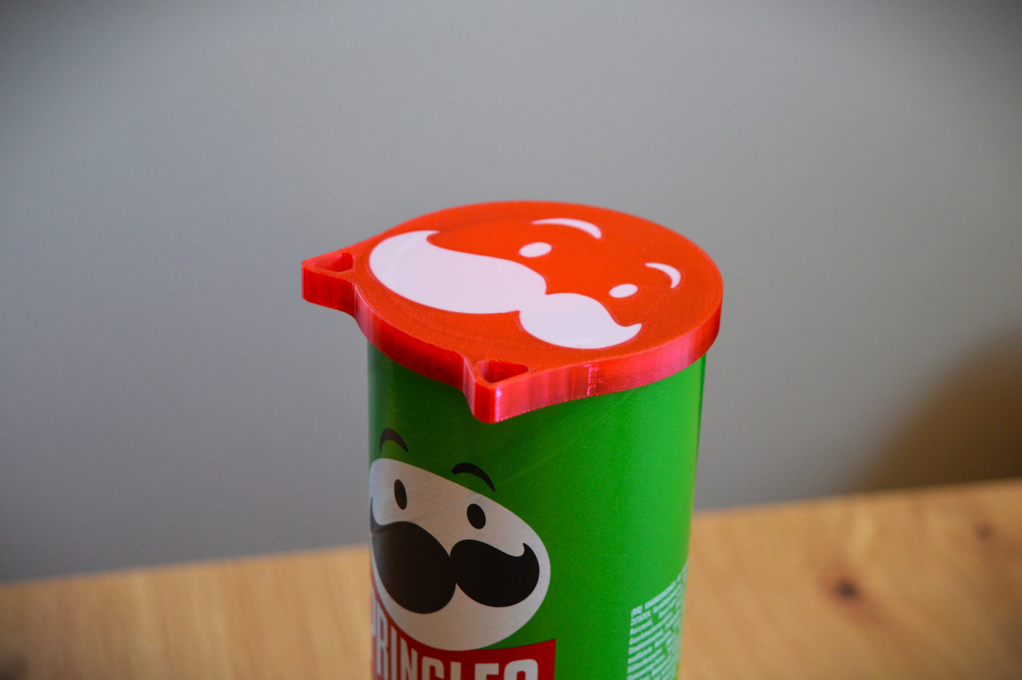 Pringels Spender mit Deckel