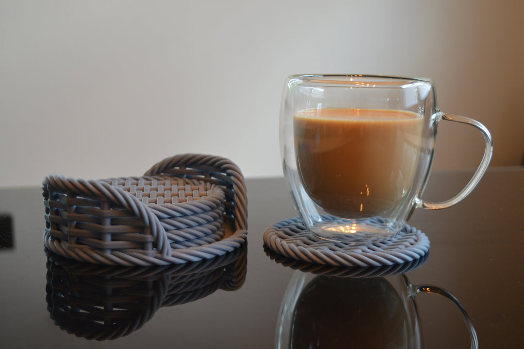 5er Untersetzer-Set mit Halter – Rattan-Optik